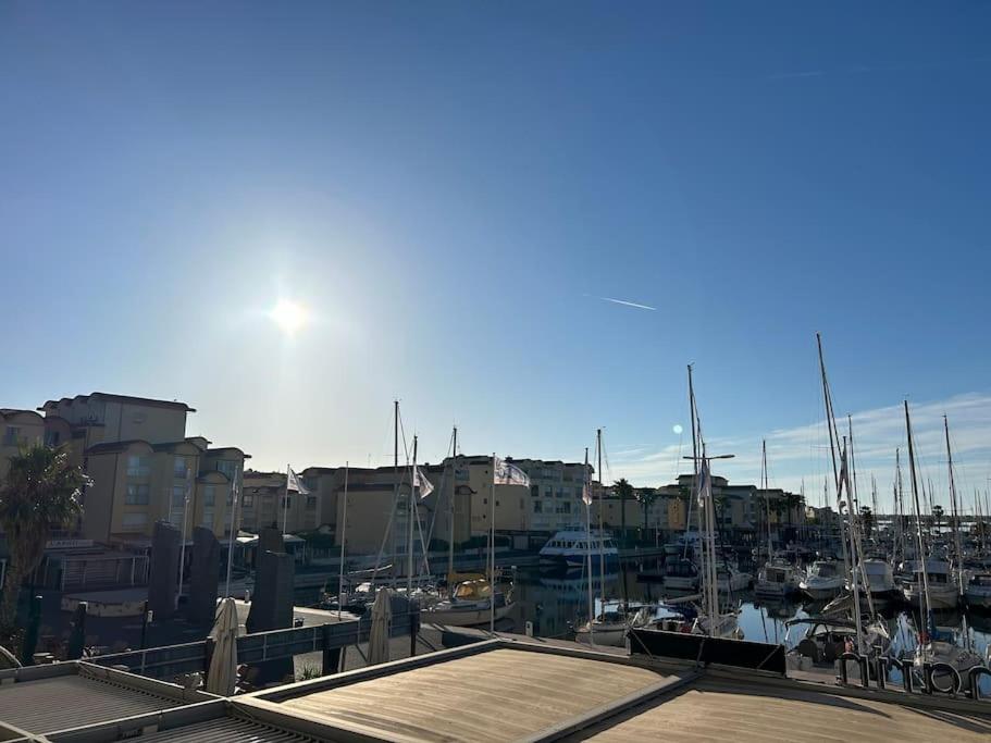 - une vue sur un port avec des bateaux et des bâtiments dans l'établissement L'Albatros, à Gruissan