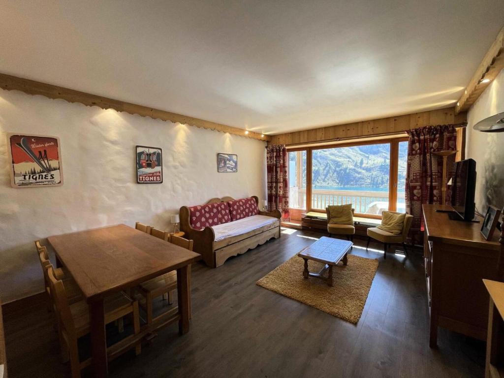 un salon avec un canapé et une table dans l'établissement Résidence Soleil - Appartement rénové·Proche des pistes et des commer MAE-9394, à Tignes