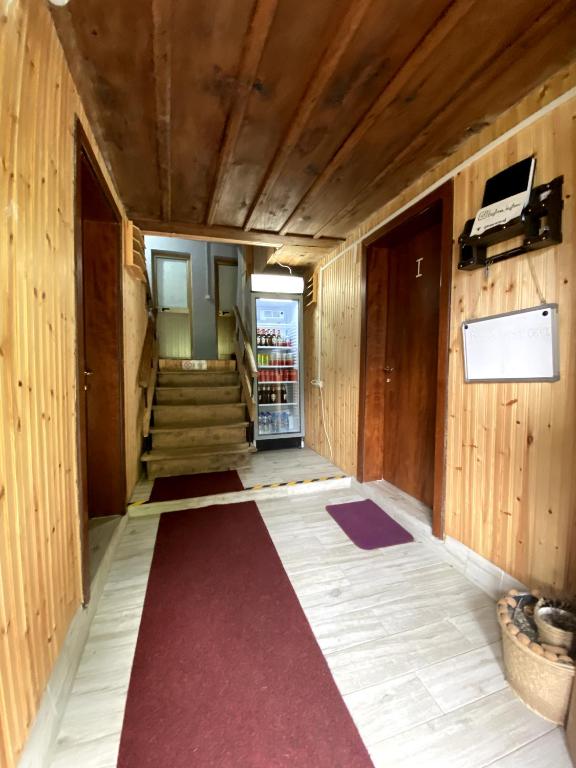 Televízia a/alebo spoločenská miestnosť v ubytovaní Guesthouse Kujtimi