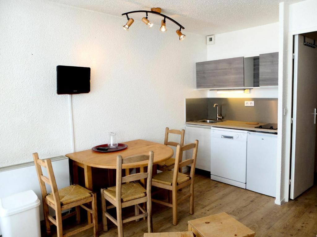 une cuisine avec une table et des chaises dans une pièce dans l'établissement Résidence Home Club - Studio lumineux·Proche pistes et commerces·Balcon MAE-3934, à Tignes