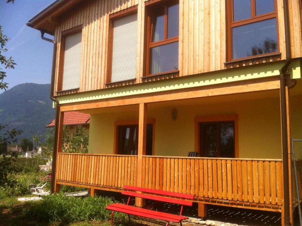 Nespecifikovaný výhled na hory nebo výhled na hory při pohledu z penzionu – hostince