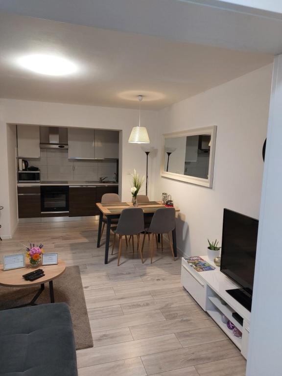 Kuchyň nebo kuchyňský kout v ubytování Two Bedroom Apartment
