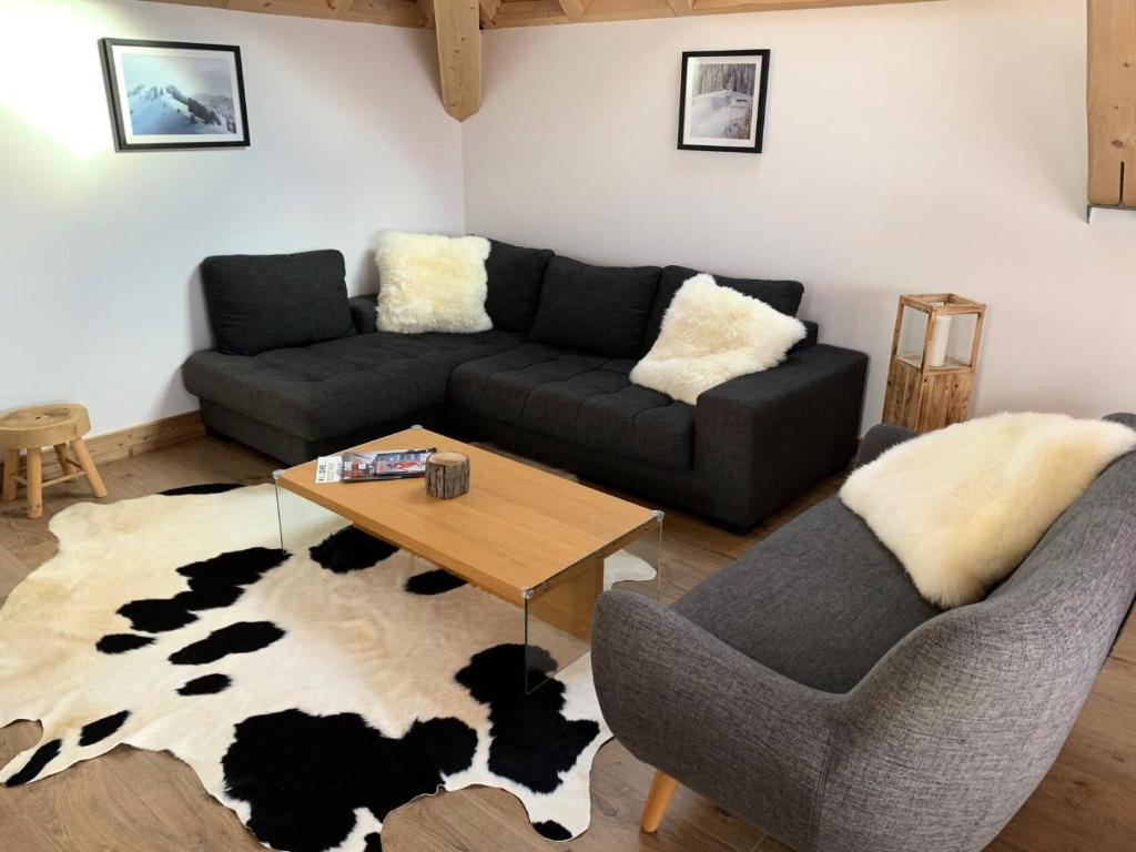 una sala de estar con un sofá y una mesa en Chalet "cÔmo-brunate" - Chalet 8 personnes 4 exposé Sud MAE-5124, en Valloire
