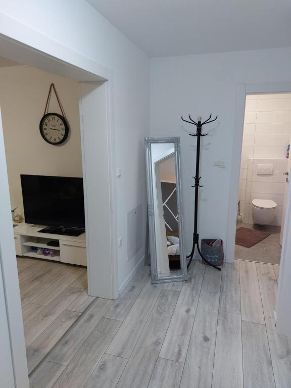 TV a/nebo společenská místnost v ubytování Two Bedroom Apartment