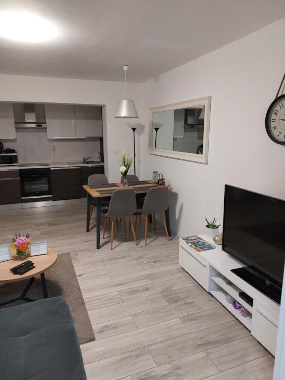 Kuchyň nebo kuchyňský kout v ubytování Two Bedroom Apartment