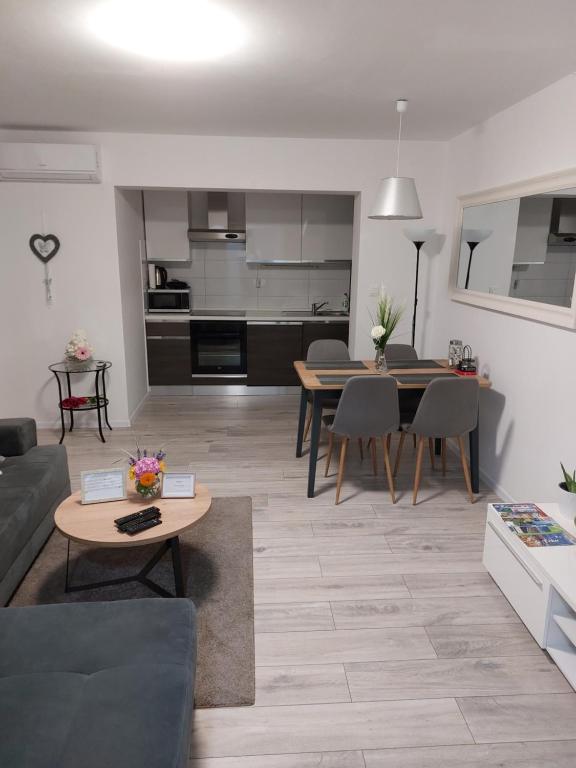 Kuchyň nebo kuchyňský kout v ubytování Two Bedroom Apartment