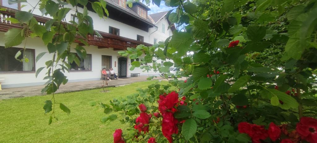 A garden outside Gästehaus Moorbad Gmös
