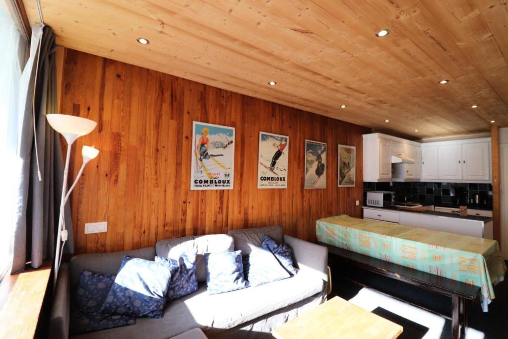 un salon avec un canapé et une cuisine dans l'établissement Résidence 2100b - Appartement confortable·Proches de pistes·Balcon MAE-6674, à Tignes
