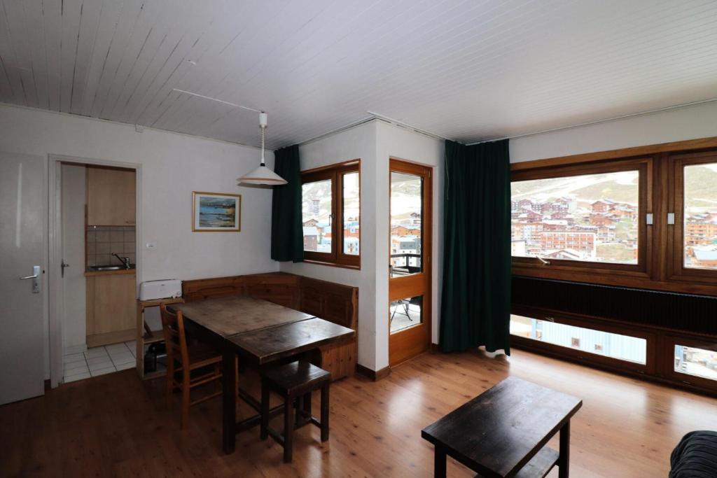 a dining room with a table and some windows at Résidence Pontet B - 2 pièces au pied des pistes - quartier du Lavachet MAE-7164 in Tignes