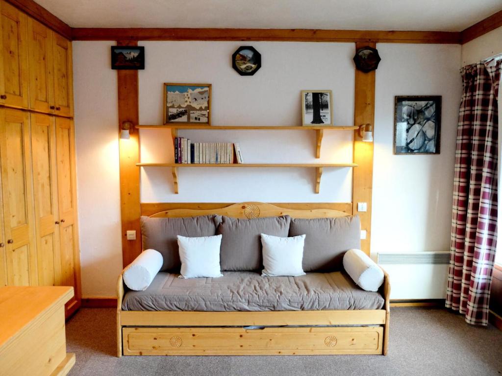 - un canapé avec deux oreillers dans l'établissement Résidence Bec Rouge - Studio rénové·Skis aux pieds·Balcon MAE-7454, à Tignes