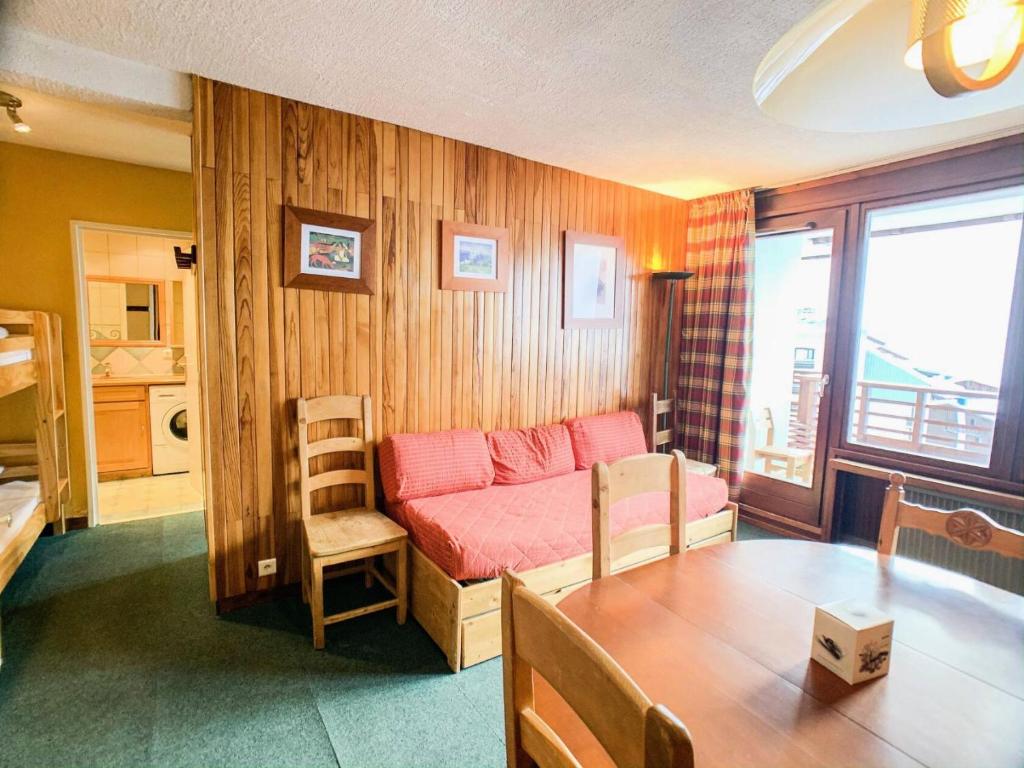 une petite pièce avec un lit et une table dans l'établissement Résidence Curling B1-b2 - Deux pièces avec balcon exposé Sud MAE-2754, à Tignes