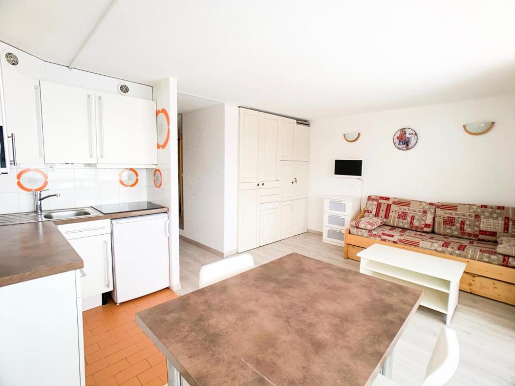 une cuisine et un salon avec une table et un canapé dans l'établissement Résidence Palafour - Appartement , au Lac, skis au pied MAE-7314, à Tignes