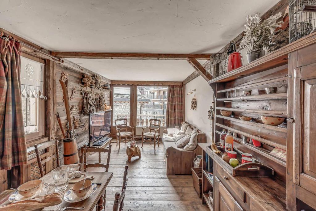 - un salon avec des murs en bois et une table dans l'établissement Résidence Le Rosset - 3 Pièces pour 6 Personnes MAE-0504, à Tignes