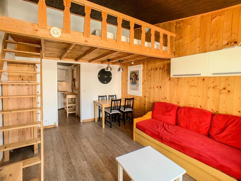 - un salon avec un canapé rouge et une mezzanine dans l'établissement Résidence Sefcotel - Studio mezzanine·Proche des pistes et commerces MAE-0834, à Tignes