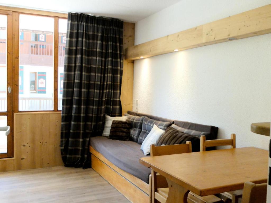 un salon avec un canapé et une table dans l'établissement Résidence Rond Point Des Pistes B - Appartement confortable·Proches de pistes·Balcon MAE-4604, à Tignes