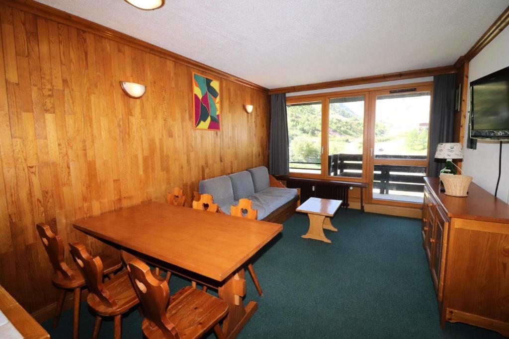 un salon avec une table et un canapé dans l'établissement Résidence Tour Du Lac - Appartement fonctionnel·Proche des pistes MAE-8104, à Tignes