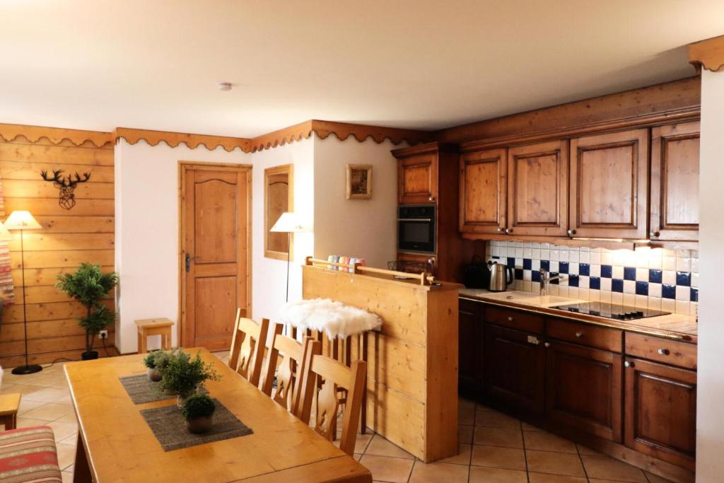 une cuisine avec des armoires en bois et une table en bois dans l'établissement Résidence Ecrin Des Neiges - Bel appartement 4 pièces au Val claret MAE-3974, à Tignes