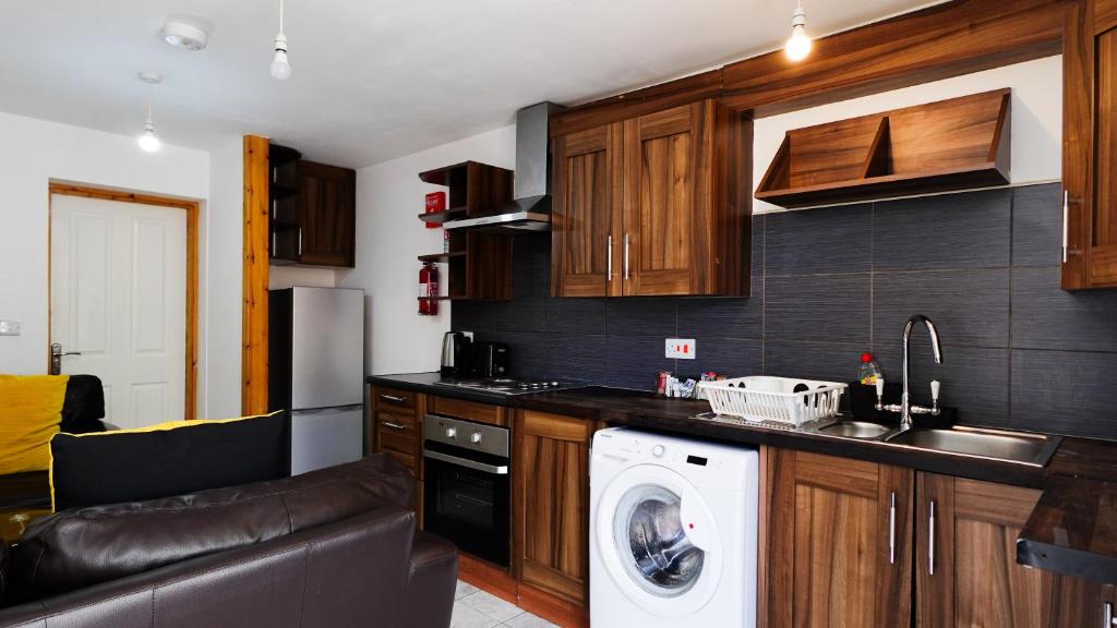 cocina con lavadora y lavavajillas en The Serenity Apartment, en Mánchester