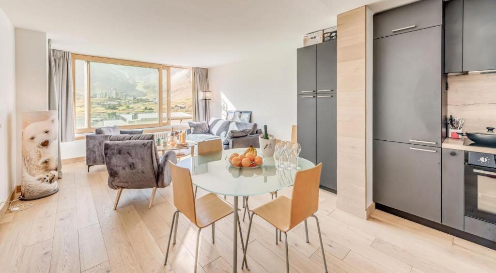 Кухня или мини-кухня в Résidence PrÉmou - 2 pièces 4, 3 belle vue lac Grande Motte MAE-4264

