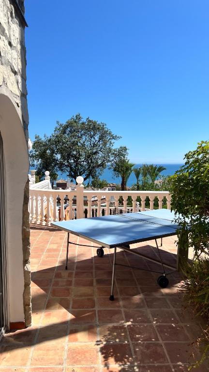 duży niebieski stół na patio w obiekcie Casa Alexandra w mieście La Cala de Mijas