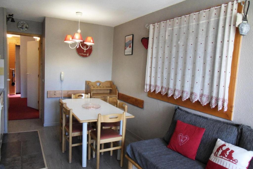 un salon avec une table et un canapé dans l'établissement Résidence Themis - 3 Pièces pour 7 Personnes 284, à Aime La Plagne