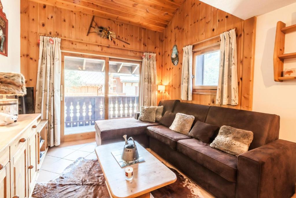 a living room with a brown couch and a table at Résidence Jardins D'hiver Du Morel A - Appartement cosy et charmant proche des pistes MAE-4074 in Les Allues