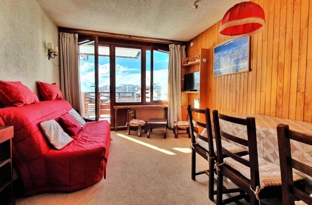 - une chambre avec un lit rouge et un canapé rouge dans l'établissement Résidence Curling B1-b2 - Appartement confortable · Proche des pistes MAE-6851, à Tignes