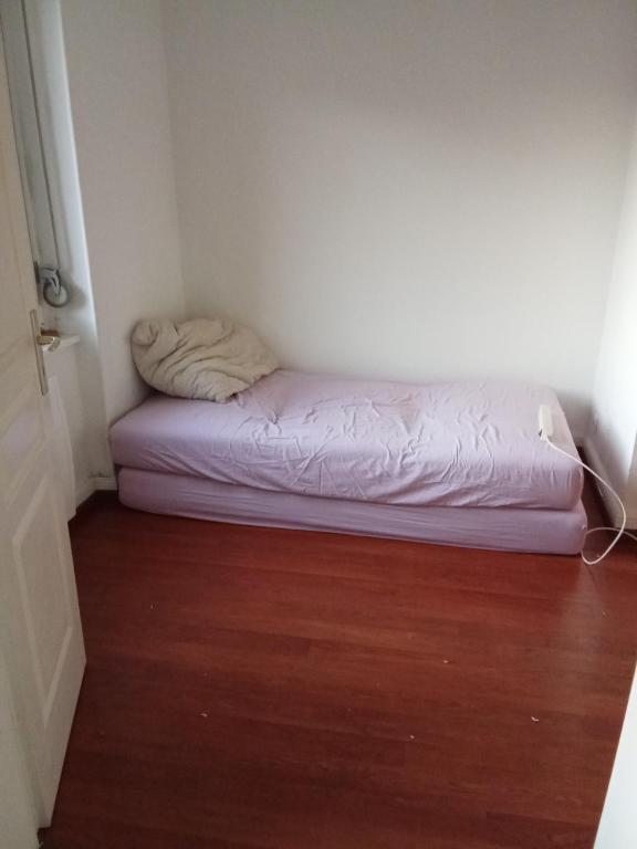 Cama pequeña en una esquina de habitación en Zimmer in eine whg in 63 rue des abeilles, en Mulhouse