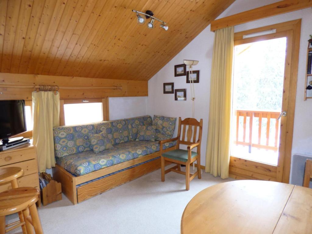 un salon avec un canapé et une table dans l'établissement Résidence Les Genelles - Appartement 3 Pièces situé à Méribel Altiport au pied des pistes de ski et proche du golf MAE-6691, à Les Allues