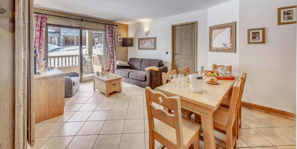 une salle à manger et un salon avec une table et des chaises dans l'établissement Résidence Telemark - 3 Pièces pour 6 Personnes MAE-8461, à Tignes