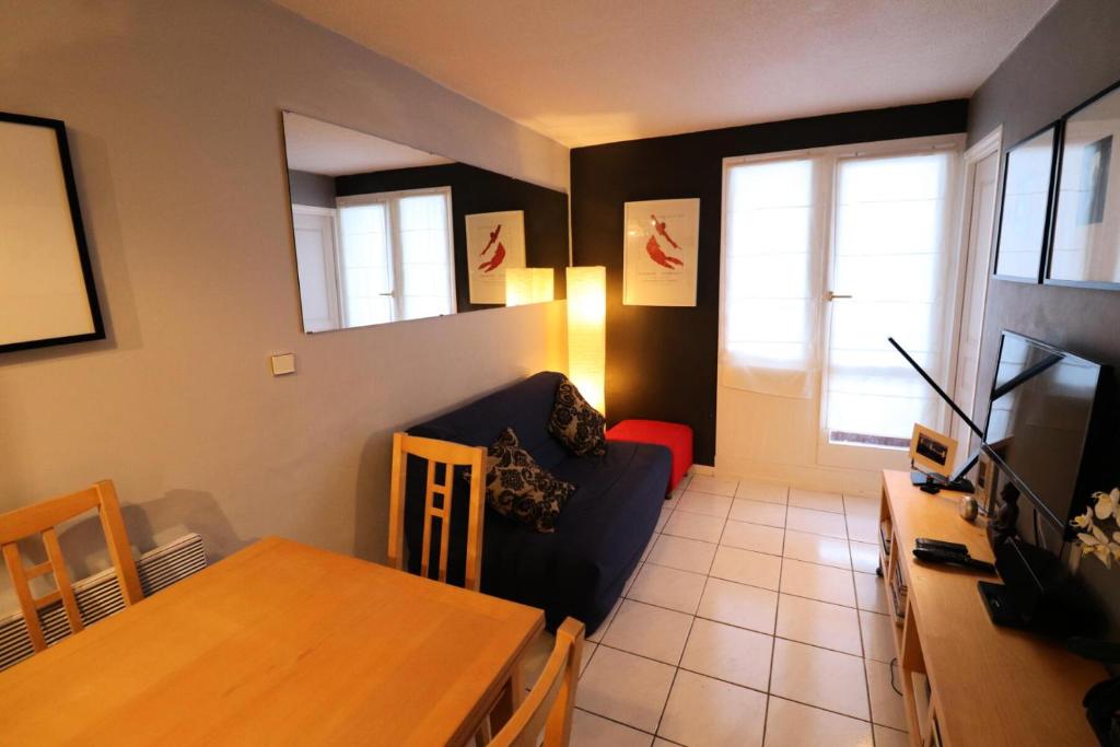 un salon avec un canapé et une table dans l'établissement Résidence Hameau Du Borsat 3 - Appartement ski aux pieds·Balcon·Parking MAE-9681, à Tignes