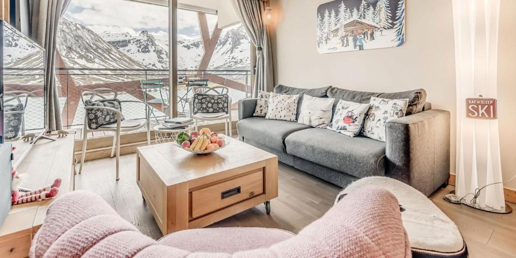 un salon avec un canapé et une table dans l'établissement Résidence Phoenix - 3 pièces cabine 6 personnes 4 MAE-6991, à Tignes