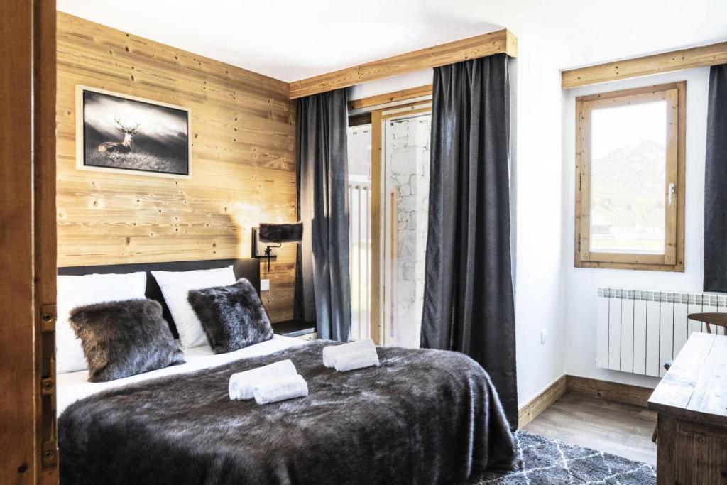 une chambre avec un lit avec deux serviettes dessus dans l'établissement Résidence Le Centaure - 5 Pièces pour 10 Personnes 551, à Aime La Plagne