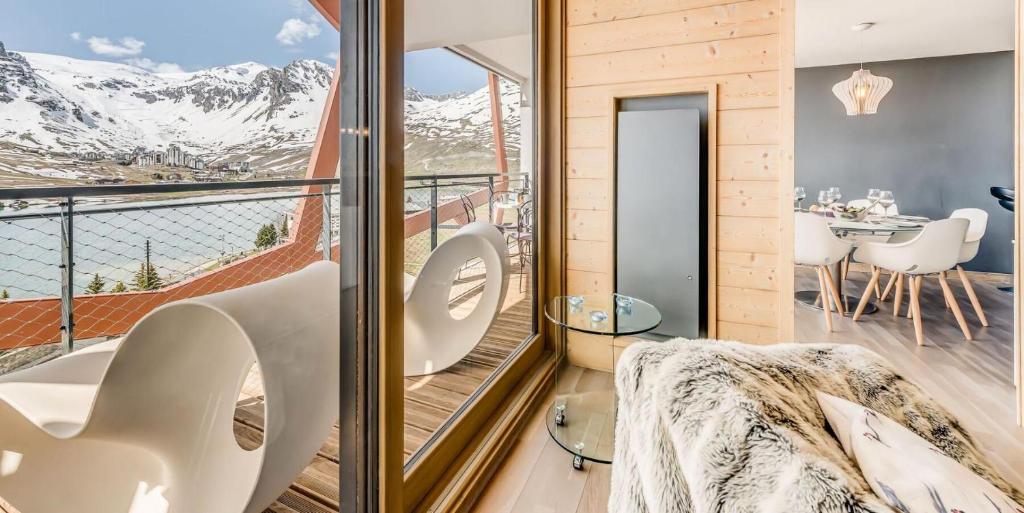 Cette chambre dispose d'un balcon avec vue sur les montagnes. dans l'établissement Résidence Phoenix - 5 pièces 8 personnes PREMIUM 4 MAE-2021, à Tignes