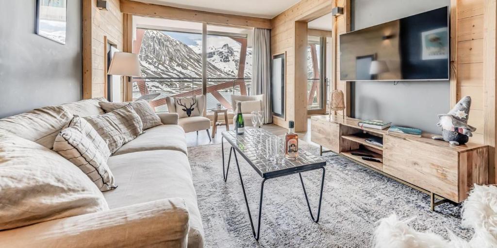 un salon avec un canapé et une télévision dans l'établissement Résidence Phoenix - 5 pièces 8 personnes PREMIUM 4 MAE-2031, à Tignes