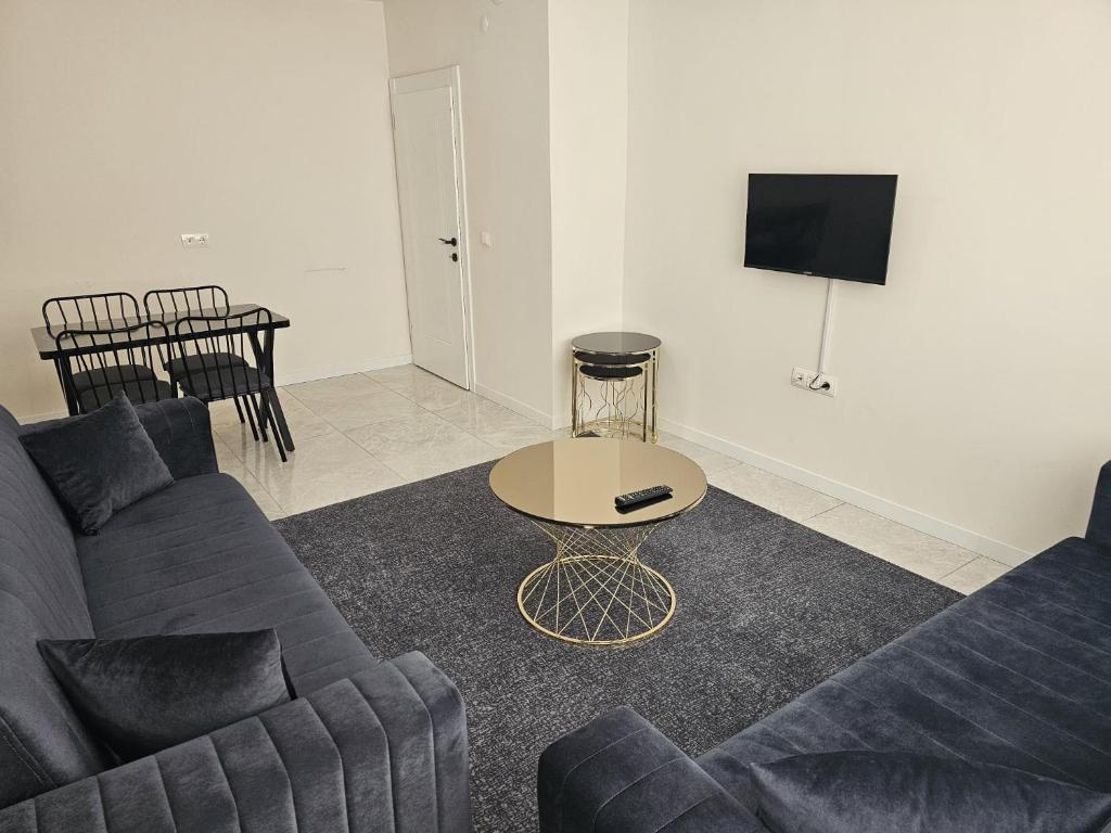 TV a/nebo společenská místnost v ubytování Yaşam Apart