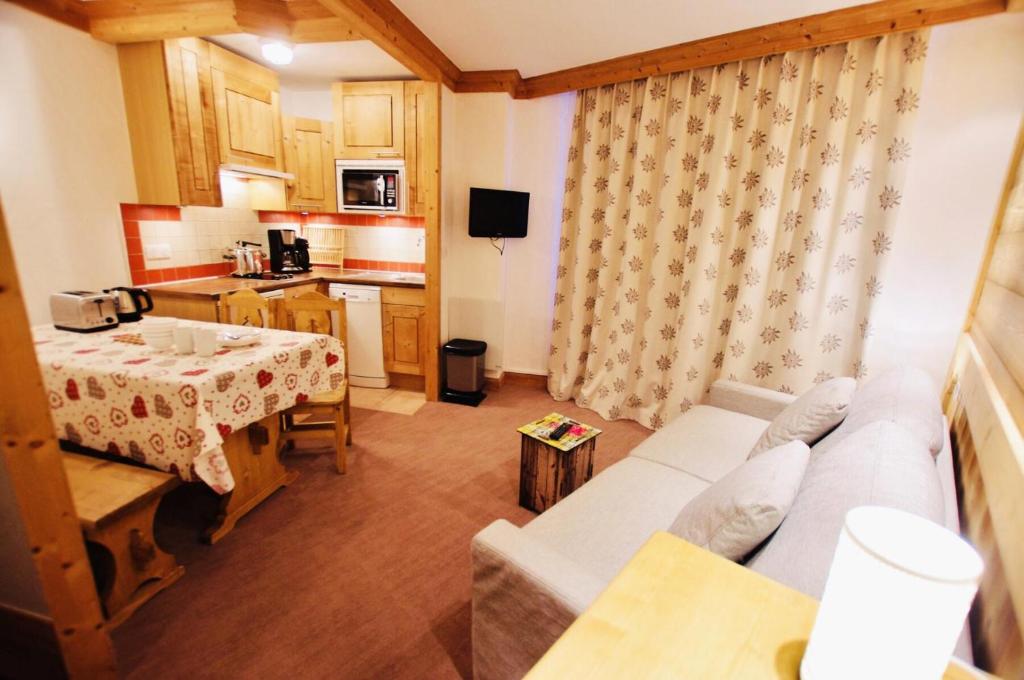 un salon avec un canapé et une table dans l'établissement Résidence Hameaux Du Borsat - Petit 2 pièces rénové - ski au pied MAE-3584, à Tignes