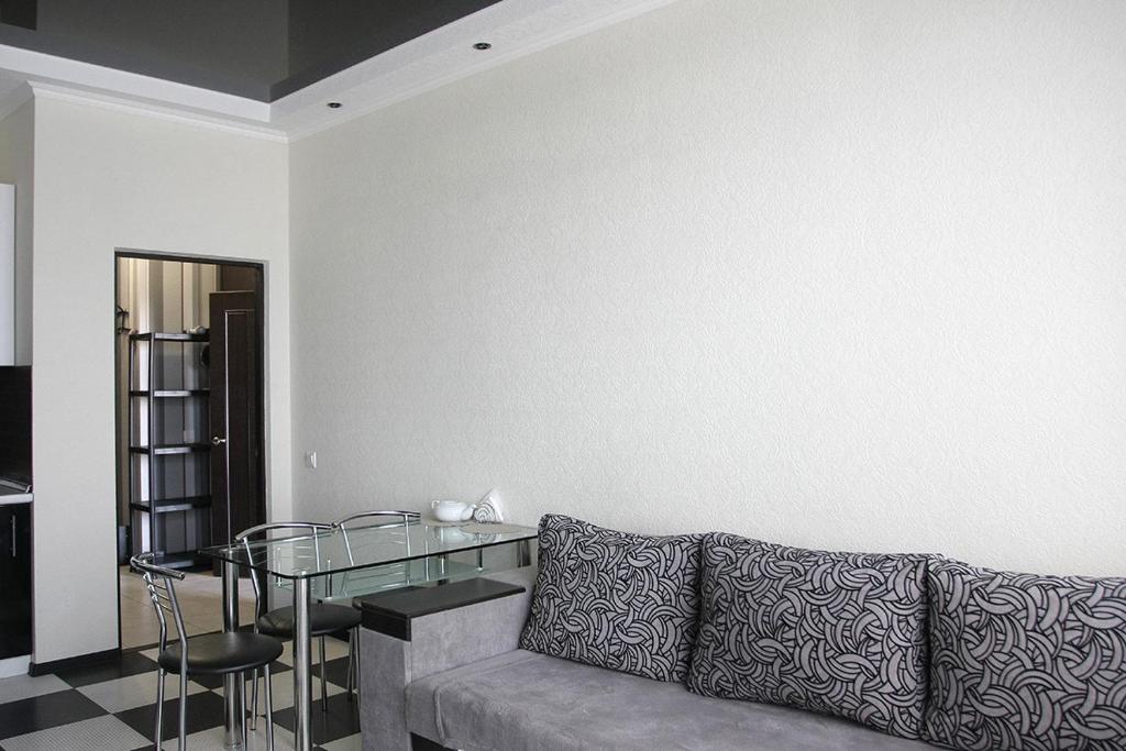 sala de estar con sofá y mesa de cristal en Apartments on Rudanskogo en Kiev