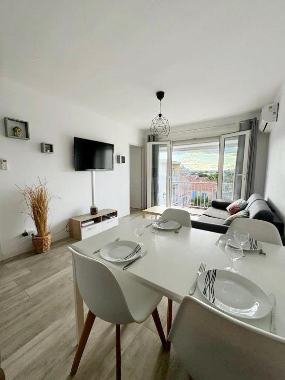 Televízia a/alebo spoločenská miestnosť v ubytovaní Appartement centre ville 4 personnes à Palavas les flots