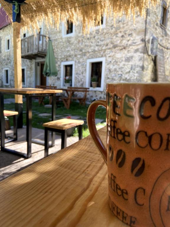 Príslušenstvo na prípravu kávy alebo čaju v ubytovaní Guesthouse Kujtimi