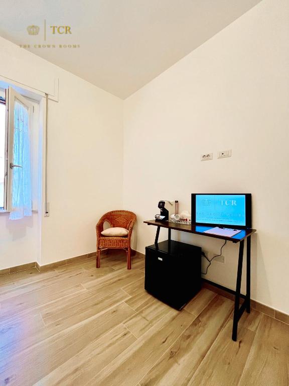 TV a/nebo společenská místnost v ubytování The Crown Rooms