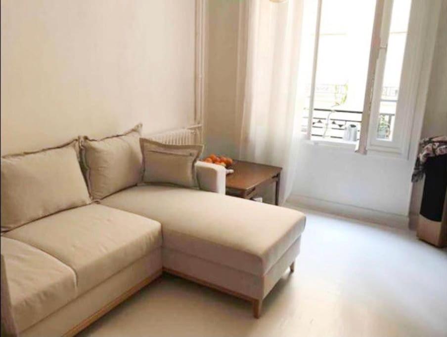 un salon avec un canapé et une table dans l'établissement Louvre apartment, à Paris