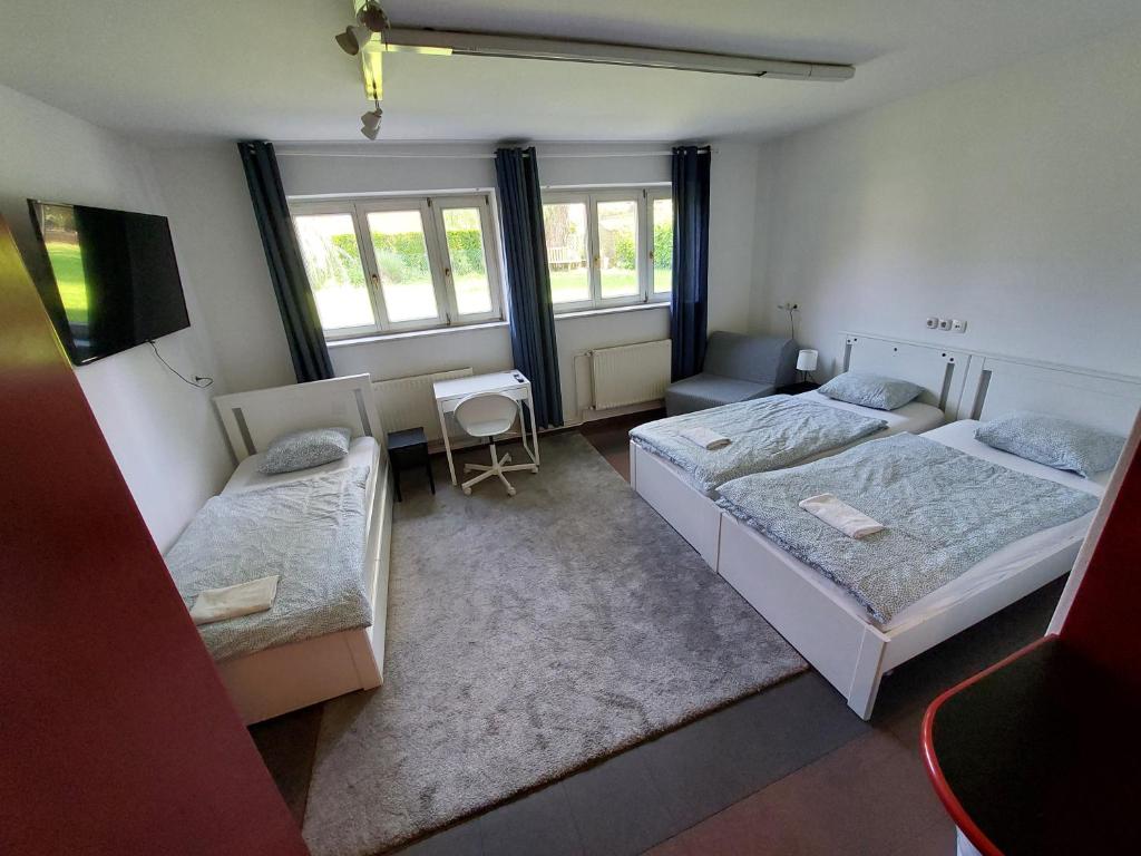 Postel nebo postele na pokoji v ubytování ROSE house - greenline accomodations