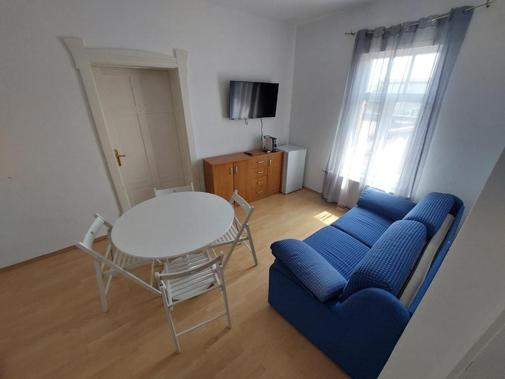 TV a/nebo společenská místnost v ubytování ROSE house - greenline accomodations