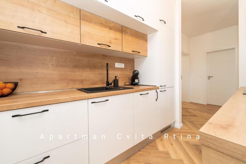 Kuchyň nebo kuchyňský kout v ubytování Apartman Cvita Rtina