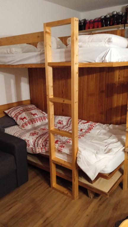 quelques lits superposés dans une chambre dans l'établissement STUDIO 6 PERS LE BOIS D'AUROUZE 2eme étage NORD, à Superdevoluy