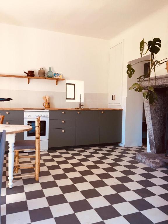 - une cuisine avec un sol en damier noir et blanc dans l'établissement Maison, à Font-Romeu-Odeillo-Via