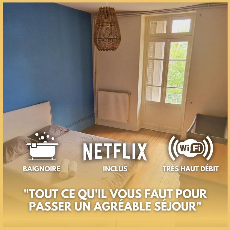 Cette chambre comprend un lit, une fenêtre et un panneau. dans l'établissement Appartement Jean Paul Sarthe, à Chalon-sur-Saône
