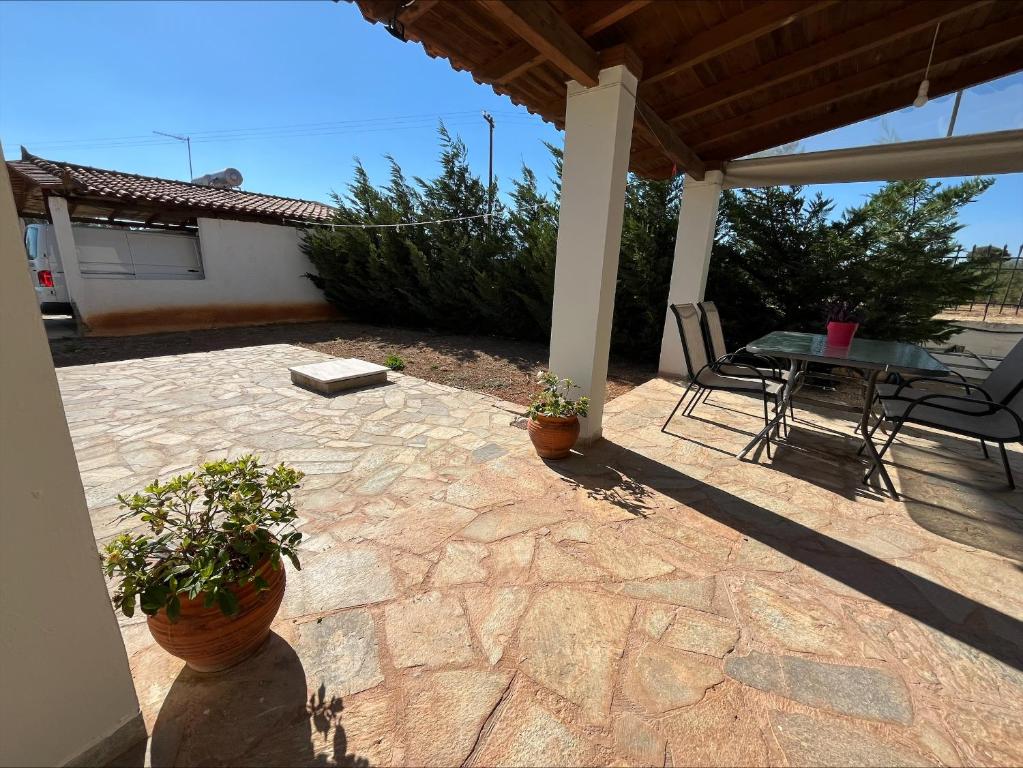 Patio nebo venkovní prostory v ubytování Cozy Mycenae Escape Near Ruins