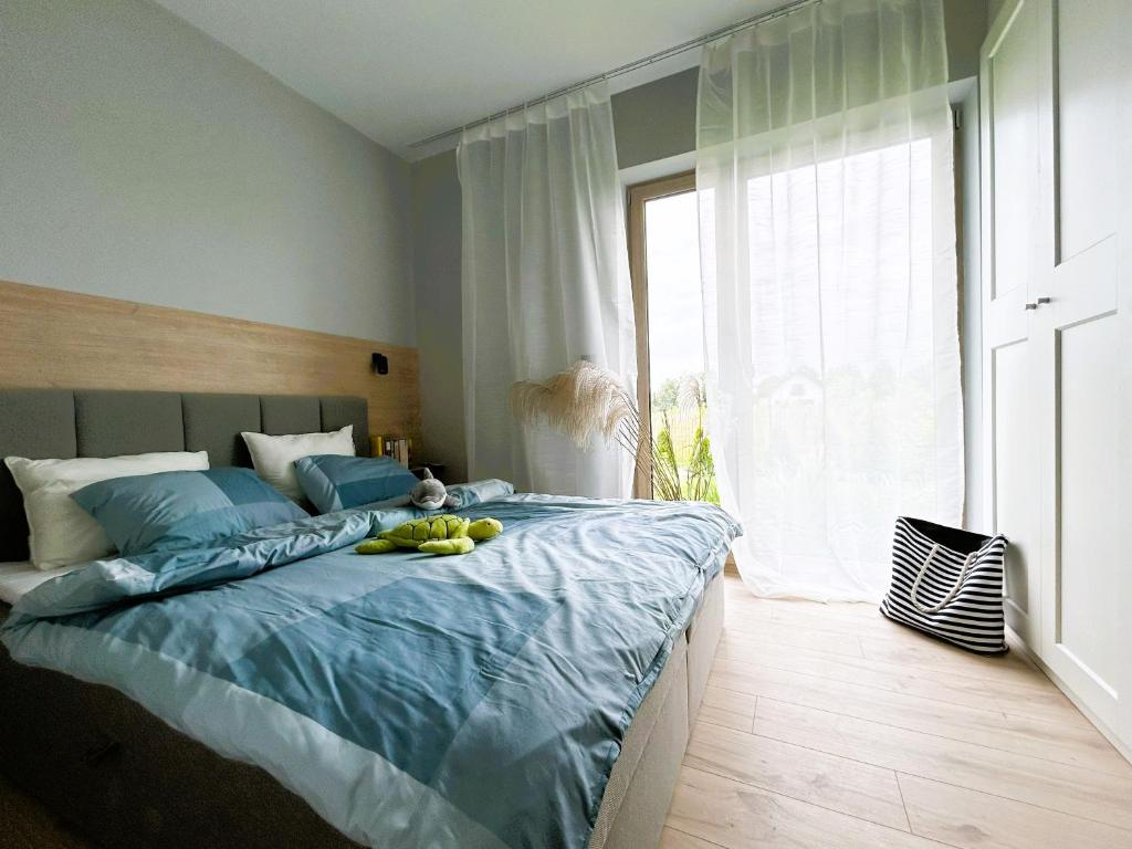 Un dormitorio con una cama grande con bananas. en APARTAMENTY Wakacyjna 53 Dziwnówek, Wrzosowo, en Dziwnówek